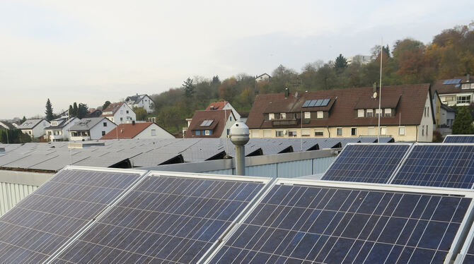 Ein Beispiel von Klimaschutz in Pliezhausen: Fotovoltaikanlagen erzeugen Strom auf dem Schuldach.  ARCHIVFOTO: KLEIN