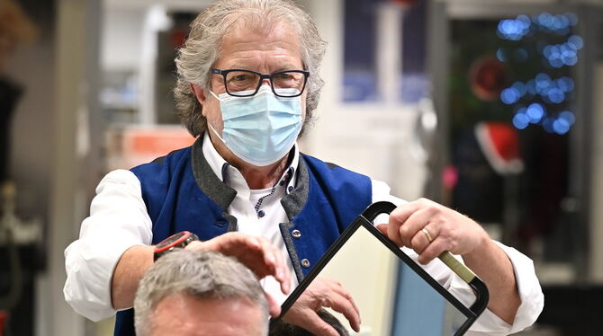 Wolfgang Aichele (69) geht als Friseur in den wohlverdienten Ruhestand, bleibt aber weiterhin Stadtrat. Im Sessel: Stammkunde M