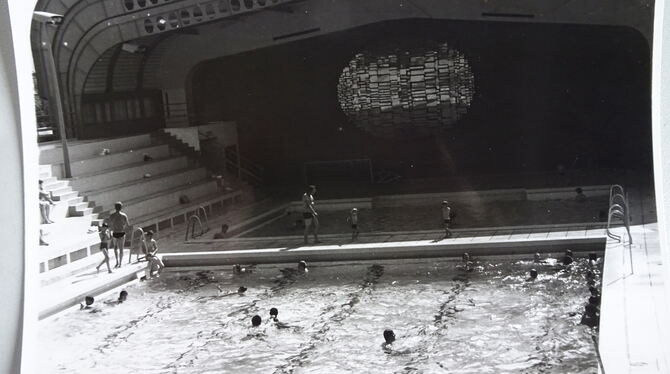 Wetter gut, Schiebedach auf: In Metzingens Partnerstadt Noyon gibt es schon seit über 40 Jahren ein Kombibad.  FOTO: PRIVAT