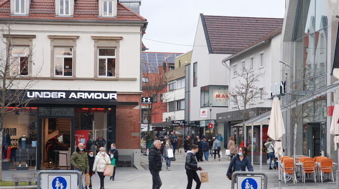 Der Tag vor Heiligabend in der Fußgängerzone der Reutlinger Straße beim Lindenplatz. Hier drängt sich in Normaljahren das Publik