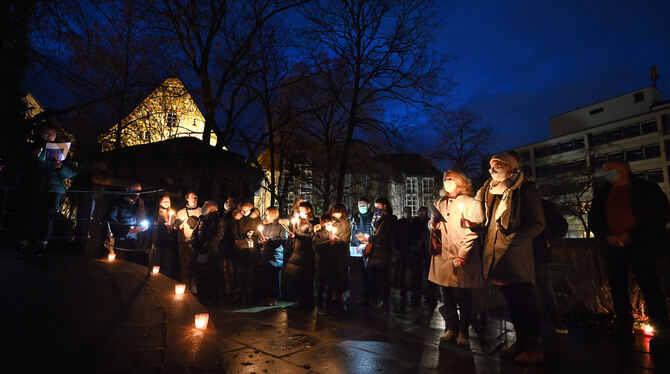 Trotz Regens waren Open-Air-Gottesdienste wie im Heimatmuseumsgarten an Heiligabend gut besucht.