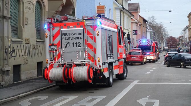 Mehrere Feuerwehrfahrzeuge beim Einsatz vor dem Amtsgericht Reutlingen.