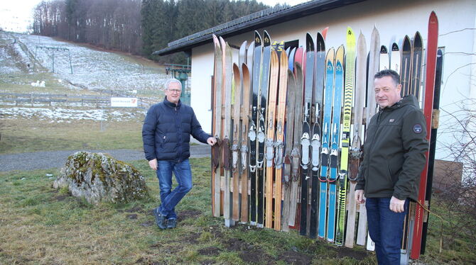 Alte Ski weisen den Weg zum Lift und zum 2014 eröffneten Skimuseum der Brüder Reinhold (links) und Stefan Müller. FOTO: OECHSNER