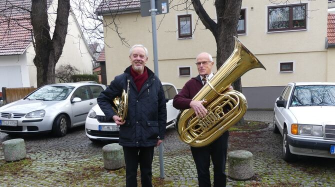 Vor der Kirche ohne Masken, dafür mit Waldhorn und Tuba: Herbert Seitz (links) und Helmut Fischer machen zusammengerechnet seit