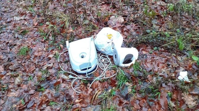 Staubsauger, Wasserkocher und jede Menge Hausmüll in der Plastiktüte. Gleich an vier Stellen entlang des Wegs zur Wanne sah es a