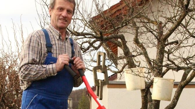 Arbeitssicherheit im Blick. Die Bewegungsabläufe gehen nach vorne, erklärt der Tüftler Siegfried Schmutz bei der Demonstration i