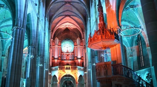 Jedes Jahr lässt Holger Herzog beim Orgelsommer die Reutlinger Marienkirche in einem neuen Licht erscheinen.  FOTO: PR