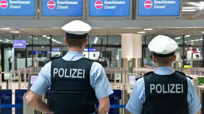 Bundespolizisten auf einem Flughafen. Vor allem im Bereich der Luftsicherheit sieht die Polizeigewerkschaft Defizite. Foto: B