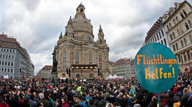 Bis zu 35 000 Menschen kamen vor die symbolträchtige Frauenkirche um für ein weltoffenens Dresden zu demonstrieren. Foto: Arn