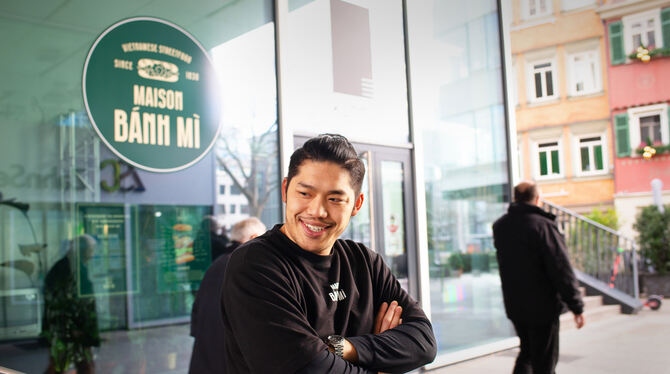 Unternehmer Hoang Bui vor seinem Pop-up-Store »Maison Banh Mi« am Charlottenplatz in Stuttgart.  FOTO: GÖKALP