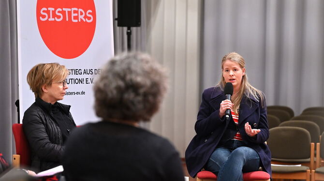 Alles andere als harmlos: Über das, was in Bordellen los ist, berichteten Aussteigerin Sandra Norak (rechts) und die Sozialarbei