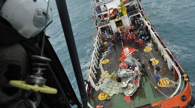 Ein Teil der geborgenen Heckflosse wird in Richtung Küste gebracht. Foto: Prasetyo Utomo