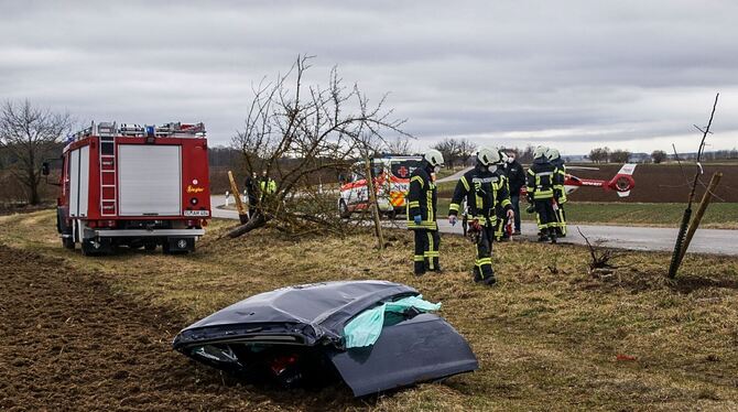 Die Polizei musste den Fahrer aus dem Auto befreien.