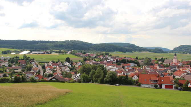 Das Baugebiet schließt sich an die bestehende Bebauung an.  FOTO: DEWALD