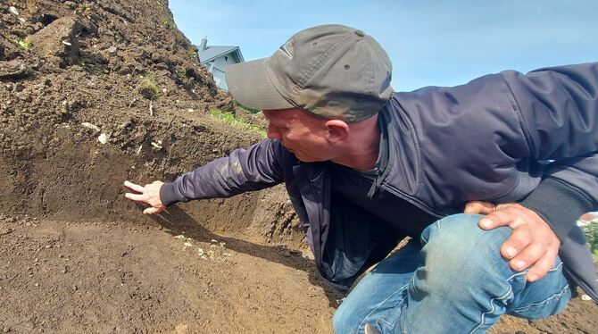 Der Grundriss eines Hauses und Keramikscherben sind bei den archäologischen Voruntersuchungen in der Baugebiet-Erweiterung Otten