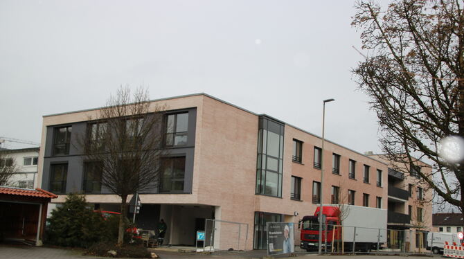 Das Haus der Generationen auf dem Baldauf-Areal in Riederich. Die ersten Senioren ziehen demnächst ein. FOTO: OECHSNER