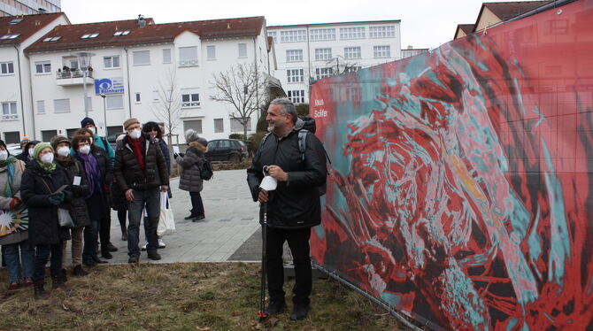 Klaus Schäfer mit seinem Bild »Inside.Helmet.Round-About« bei der Finissage der Open Air Galerie in Gomaringen.  FOTO: STURM