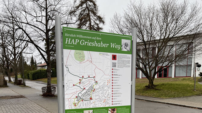 Auf dem Parkplatz an der Festhalle steht nun auch die Übersichtstafel. FOTO: WEBER