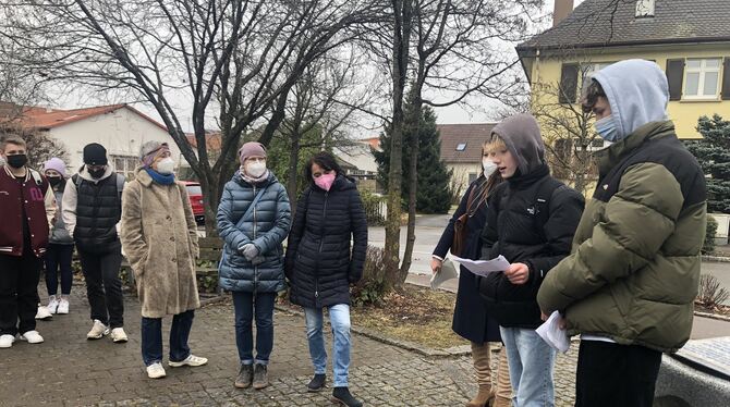 Schüler der 9c des Quenstedt-Gymnasiums berichten in Kurzvorträgen über den Generalstreik. Hier zu sehen die letzte Station des