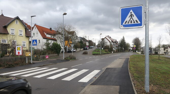 Wer zum Supermarkt an der Hauptstraße in Wannweil geht, nimmt den neueren Zebrastreifen – wo Autos nicht immer halten. FOTO: KLE