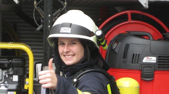 Feuerwehrfrau Verena gehört zum 42.-köpfigen Team.  FOTO: CHT