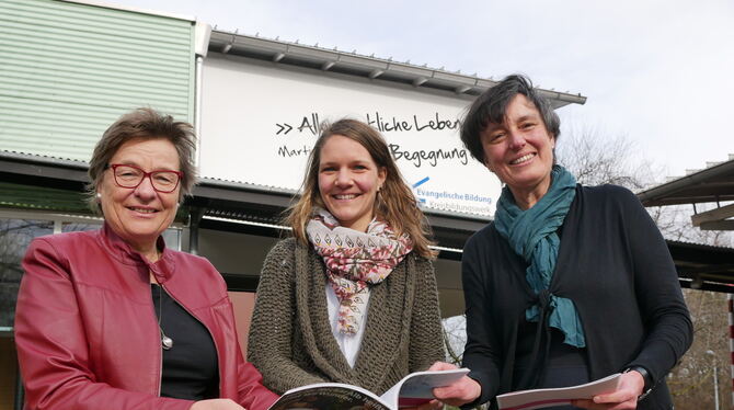 Irmela Theurer-Weigele, Sandra von der Dellen und die neue Leiterin der Evangelischen Bildung Dr. Kathrin Messner legten das neu