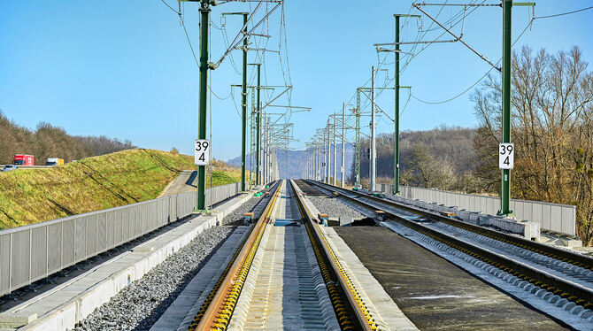 Die Oberleitungen zwischen Wendlingen und Ulm stehen von Montag an mit 15 000 Volt unter Spannung.