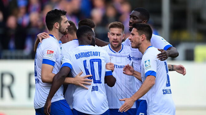 Die »Lilien« auf Wolke sieben: Tobias Kempe (Mitte) ist einer der wenigen Spieler, der mit Darmstadt zuletzt 2017 in der Bundesl