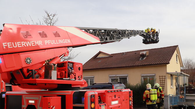 Wichtiges Hilfe: Die Drehleiter kam beim Kaminbrand in Pfullingen zum Einsatz.