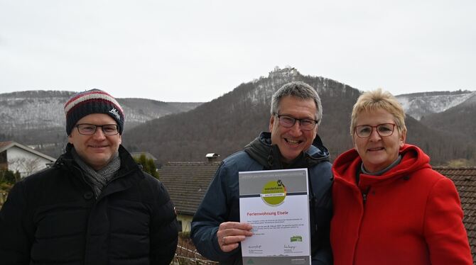 Auszeichnung als Qualitätsgastgeber für das Haus Eisele. Tourismuschef Torsten Clement (links) und Eberhard und Martina Eiselefr