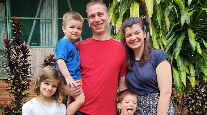 Benjamin und Vivien Goldmann mit ihren Kindern Salome (7), Jesaja (5) und Micha (2) beim ersten Besuch in ihrer neuen Heimat. FO