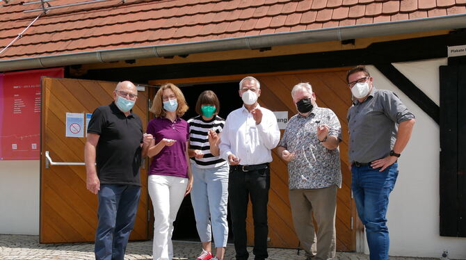 Im Juli 2020 wurde in der Inneren Kelter in Neuhausen erstmals geimpft. Ortsvorsteher Günter Hau (von links),  Dr. Nadja Dinkel,