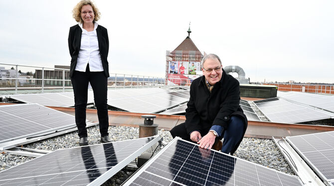 Verwaltungsspitze ganz oben: Baubürgermeisterin  Angela Weiskopf und Oberbürgermeister Thomas Keck auf dem  Rathausdach.  FOTO: