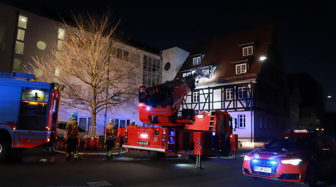 Die Pfullinger Feuerwehr beim Einsatz in der Klosterstraße.