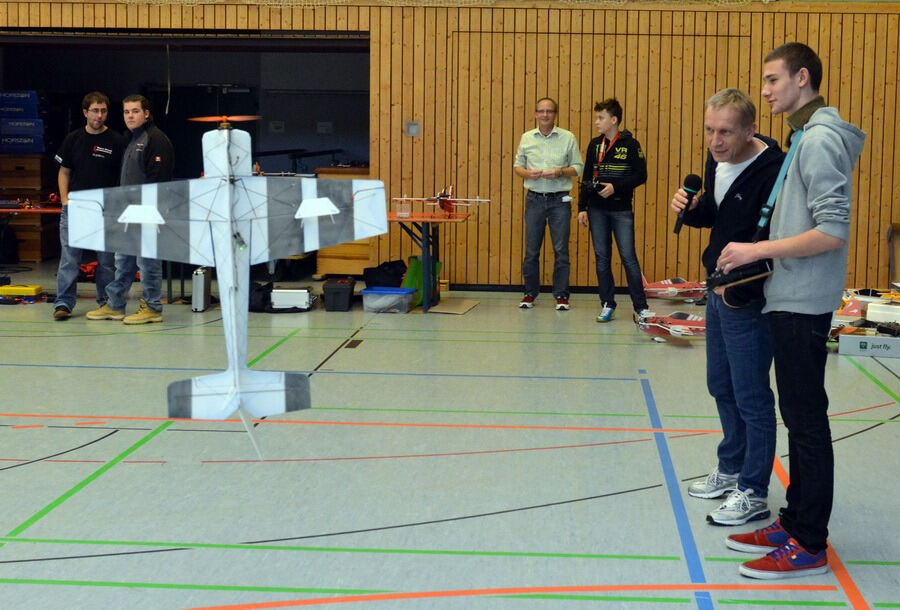 Modellflugclub Kirchentellinsfurt Indoor-Flugschau 2015