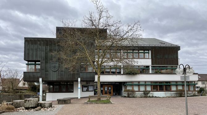 Über dem Rathaus von Pliezhausen hängen düstere Regenwolken. Der Haushalt ist in diesem Jahr nur wegen Grundstücksverkäufen nich