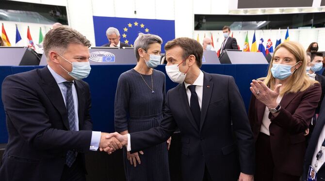 Andreas Schwab (links) und Frankreichs Präsident Emmanuel Macron begrüßen sich im Straßburger Europaparlament.  FOTO: SCHNEIDER