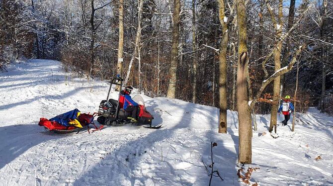 Die Bergwacht im Winter-Einsatz mit Schneemobil.