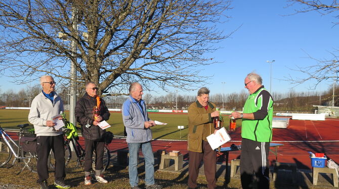 Dr. Wolfgang Sigloch überreicht den Sportlern (von links) Berth Hofschulte, Dieter Heimerdinger, Waldemar Tröster und Wolfgang L