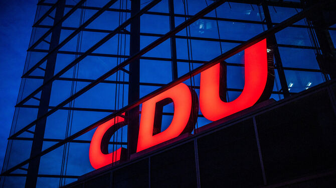 Das Logo der CDU leuchtet am Konrad-Adenauer-Haus in Berlin, dem Sitz der Bundes-CDU