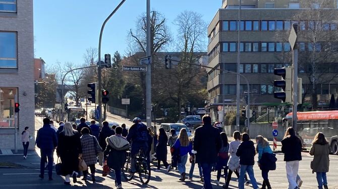 Im Pulk über die rote Ampel, weil die Grünphase zu kurz ist: Der VCD fordert fußgängerfreundlichere Ampelschaltungen. FOTO: PR