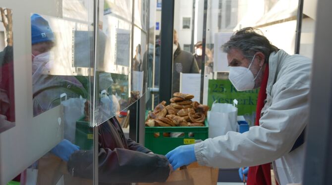 Vesperkirchen-Pfarrer Jörg Mutschler bei der letzten Essensausgabe gestern Mittag. FOTO: LEISTER