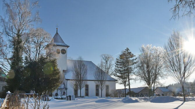 Eine von sechs: die Andreaskirche in St. Johann-Würtingen in winterlichem Rahmen