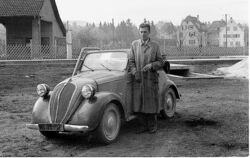 Wer mag der stolze Besitzer dieses Fiat Topolino mit Holzvergaser sein? Aufgenommen wurde das Bild auf dem Gelände von Max Morit