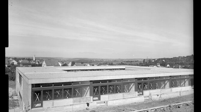 Dieser anno 1966 fotografierte Neubau gibt dem Stadtarchiv Rätsel auf.