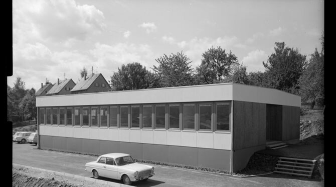 Schule oder Firma? Wer  dieses Gebäude kennt, ist gebeten, sich per Mail ans Stadtarchiv zu wenden.