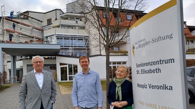 Wolfgang Riehle (v.l.), Vorsitzender des Kuratoriums der Stiftung Hospiz Veronika, Hospizleiter Andreas Herpich und Barbara Dürr