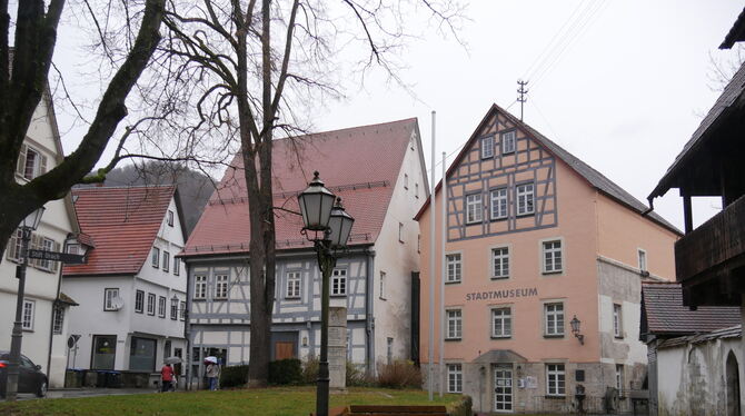 Im Uracher Stadtmuseum soll das Stadtarchiv – links daneben das Kulturreferat – eingebaut werden.