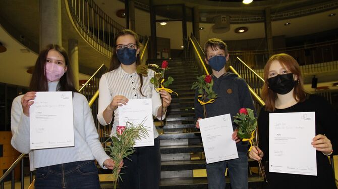 Die Sieger des Wettbewerbs: Lara Hermann, Ellen Haertel, Daniel Grützmacher und Judith Götz (von links).  FOTO: SPIESS