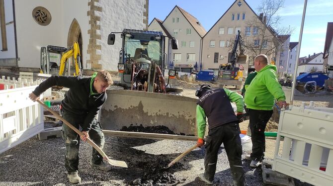 Landschaftsgärtner-Azubi Joshua Hömske (links) muss an diesem Tag auf dem Marktplatz zur Schaufel greifen.  FOTOS: JÄHRIG